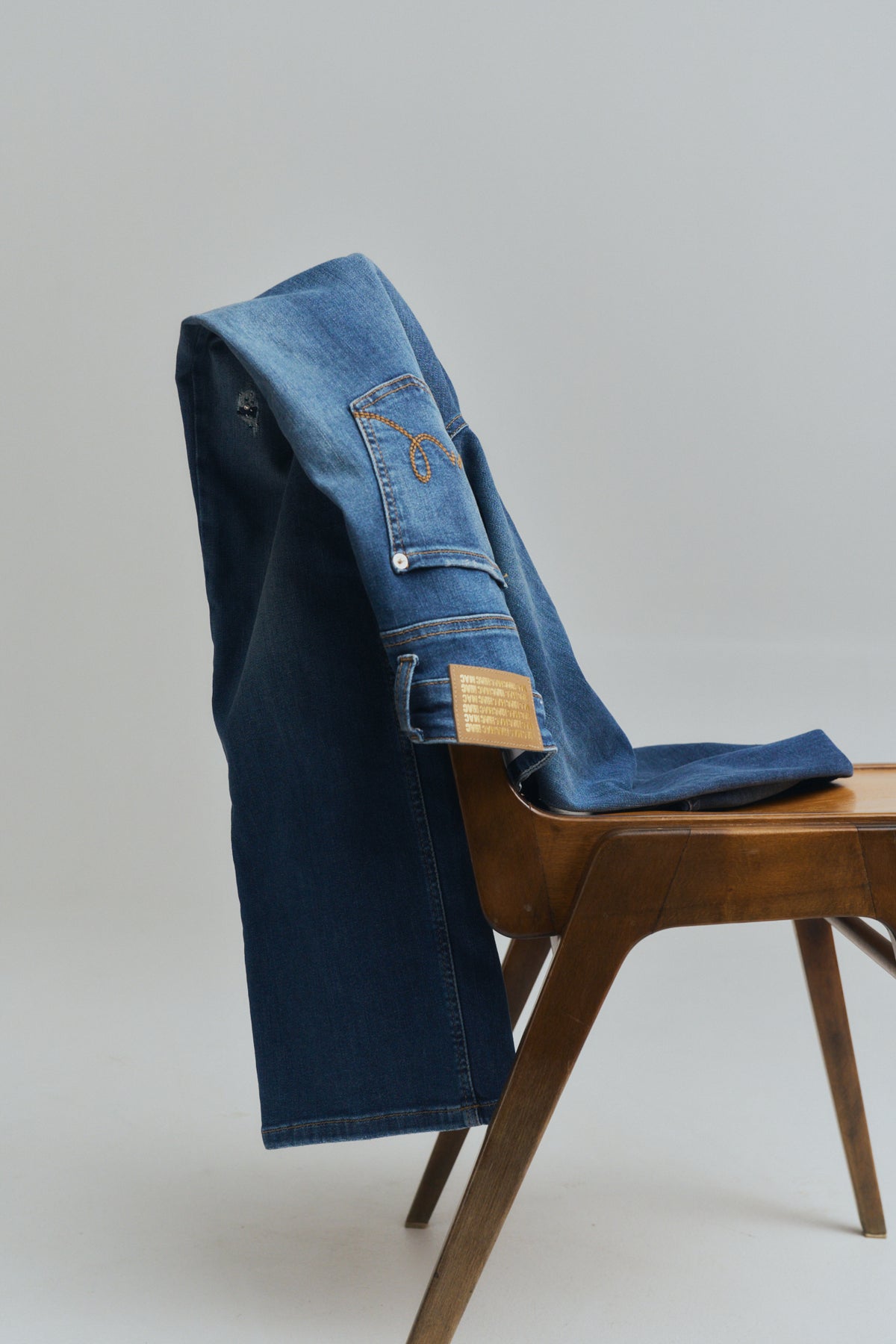 MAC Jeans über Holzstuhl
