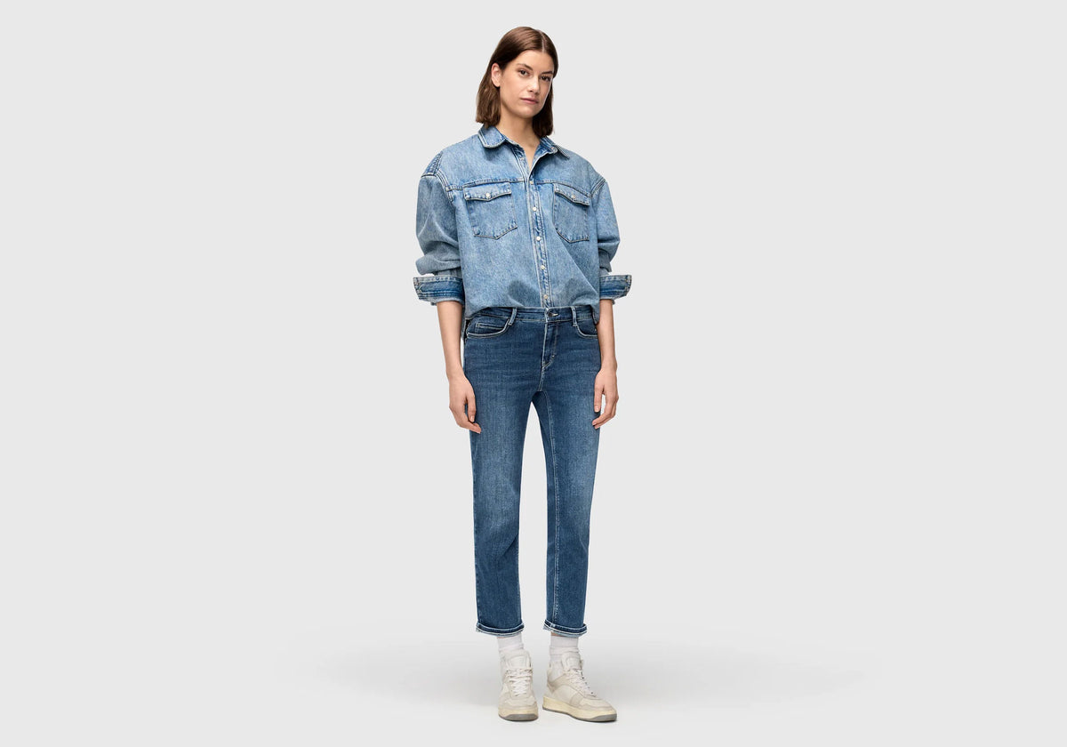 Dream Cropped jeans with straight leg and casual, loose silhouette.