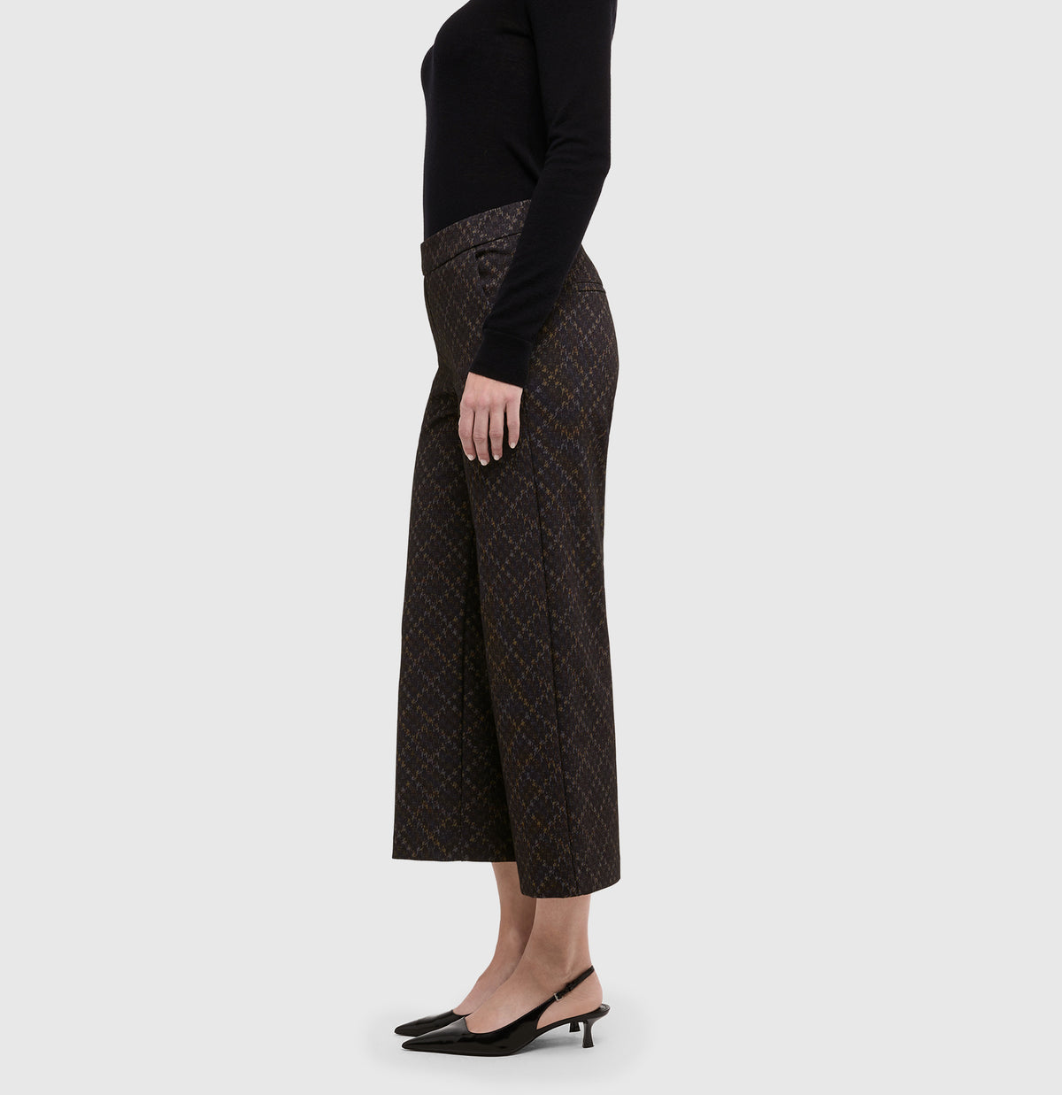 Culotte made of soft, light jersey. | CHIARA cropped | olive leaf printed | Side view of model