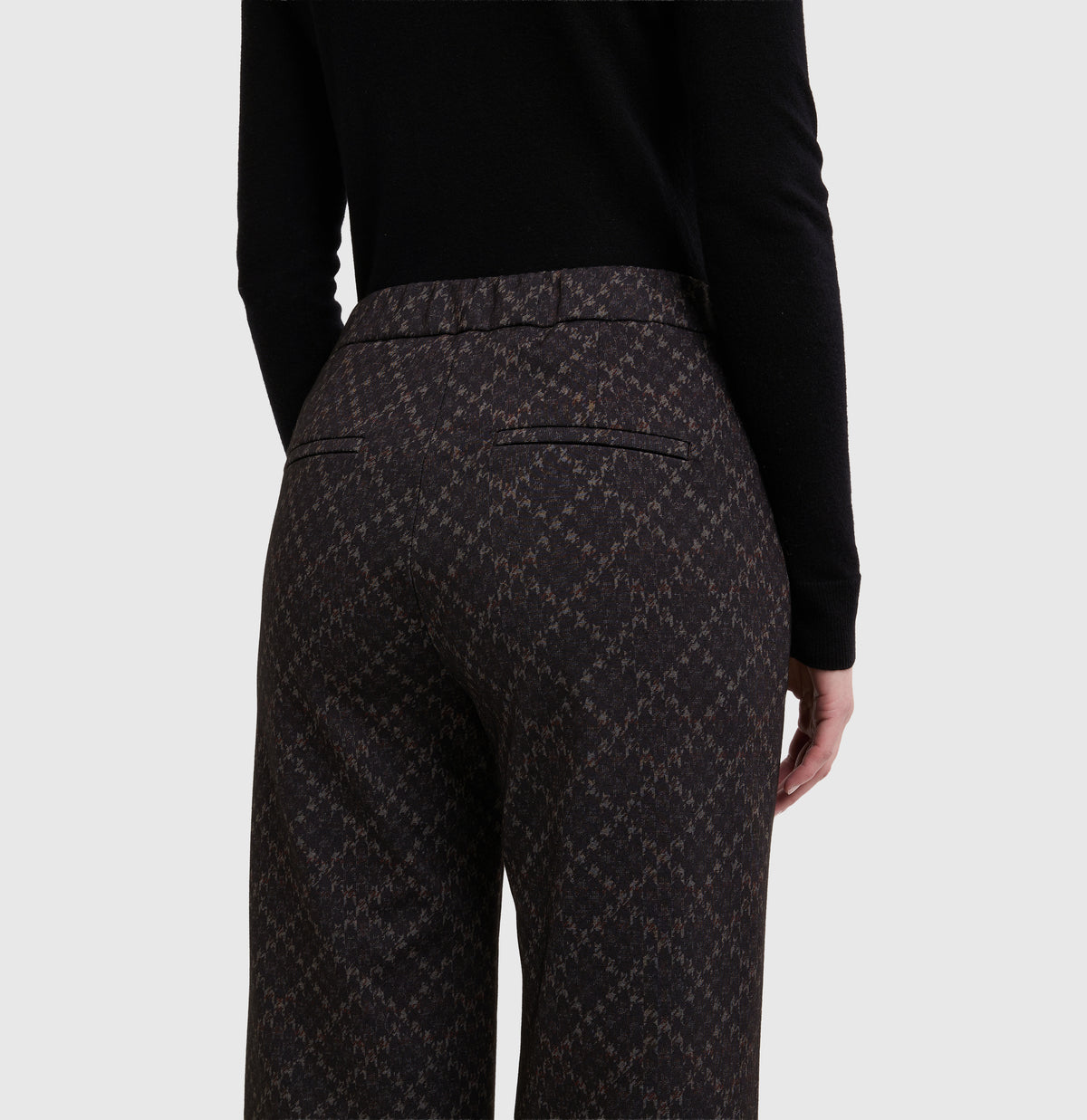 Culotte made of soft, light jersey. | CHIARA cropped | olive leaf printed | Detailed view 2 of model