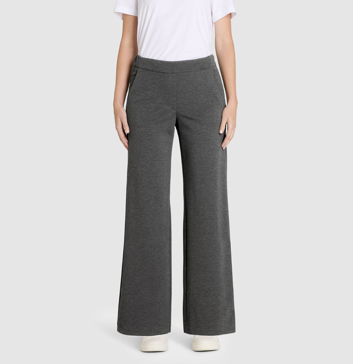 Wide fit made of light jersey in a viscose blend. | CHIARA | silver shadow melange | Front view of model