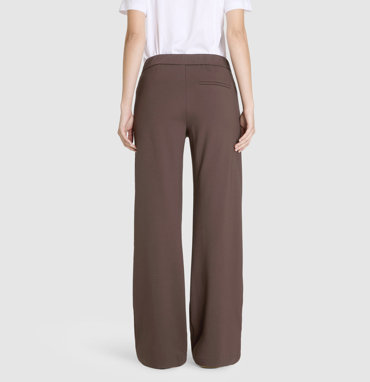 Wide fit made from light jersey. | CHIARA | truffle brown | Back view of model
