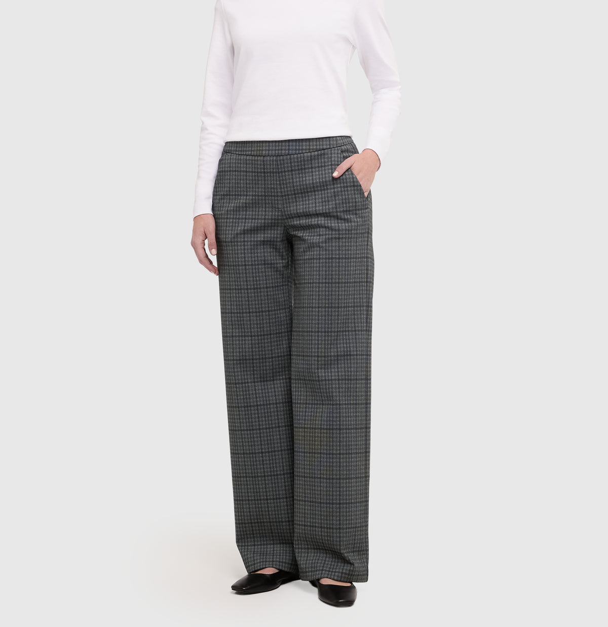 Wide fit made from light jersey. | CHIARA | dark shadow check | Front view of model