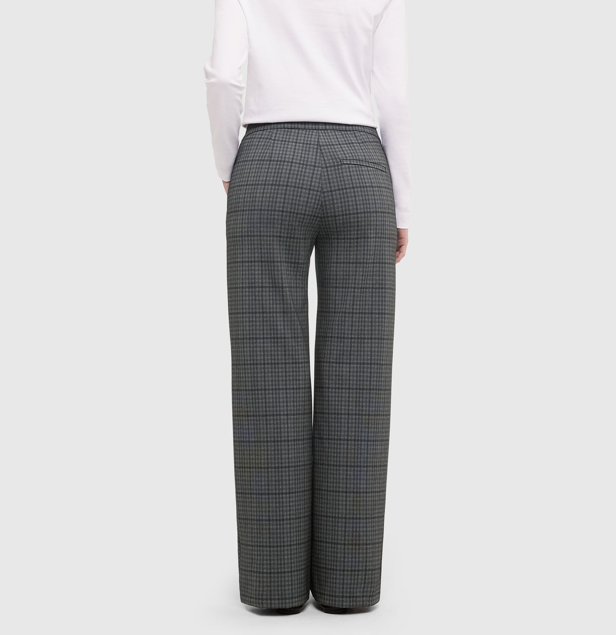 Wide fit made from light jersey. | CHIARA | dark shadow check | Back view of model