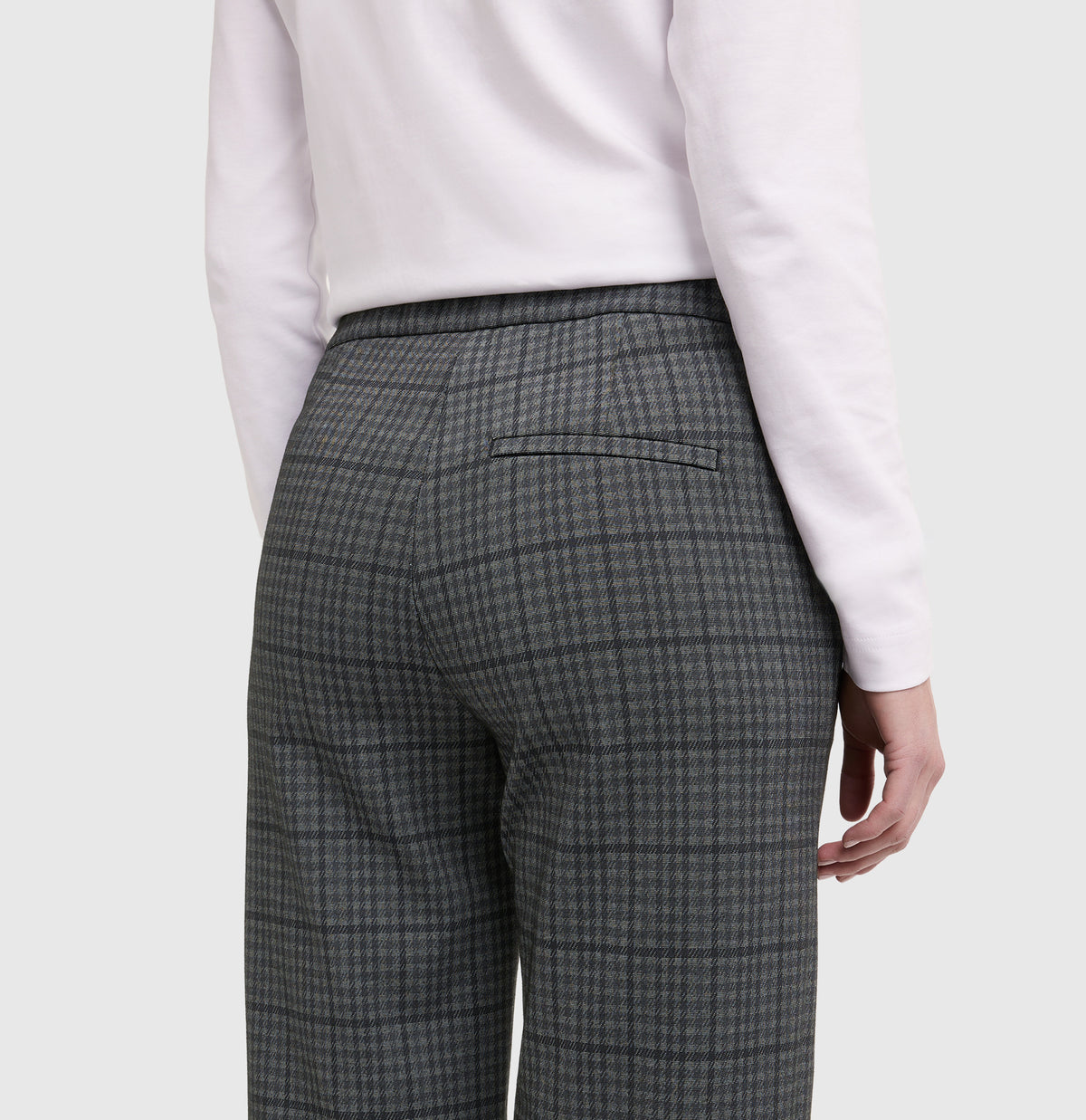 Wide fit made from light jersey. | CHIARA | dark shadow check | Detailed view 2 of model