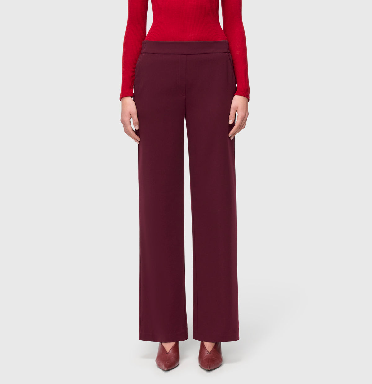 Wide fit made from light jersey. | CHIARA | aubergine | Front view of model