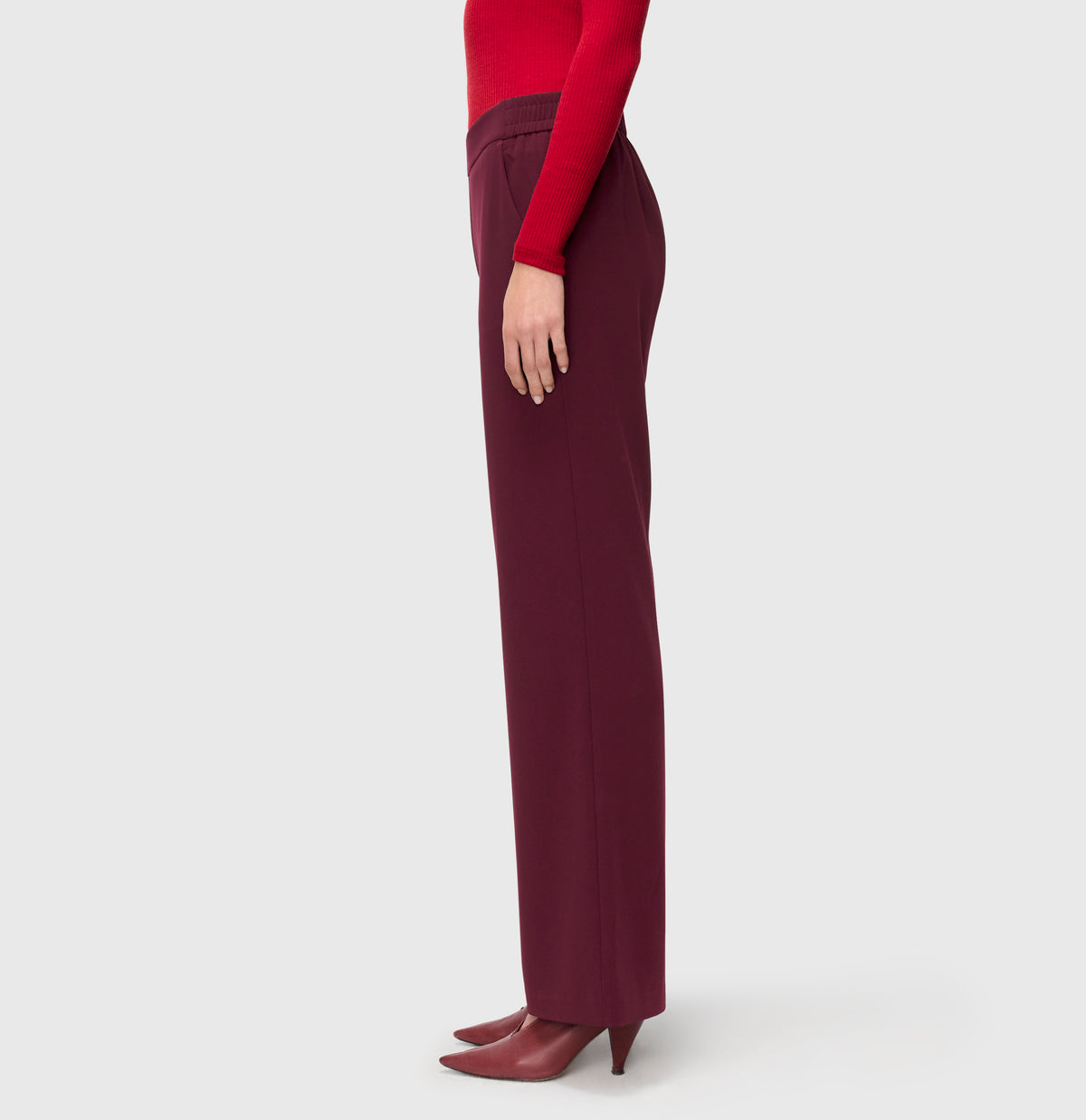 Wide fit made from light jersey. | CHIARA | aubergine | Side view of model