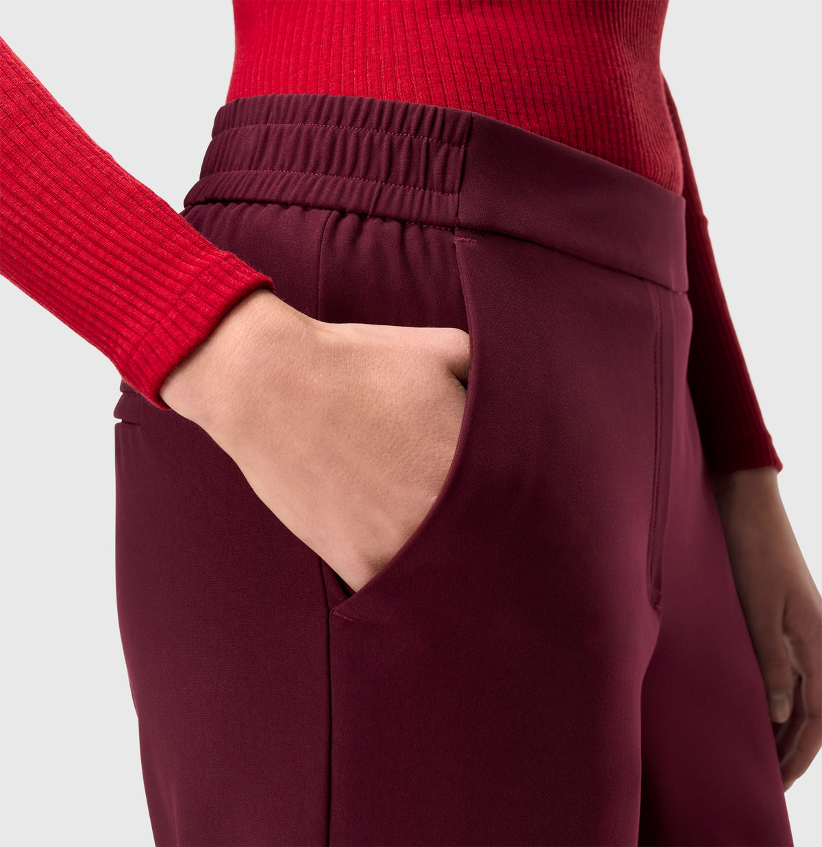 Wide fit made from light jersey. | CHIARA | aubergine | Detailed view 2 of model