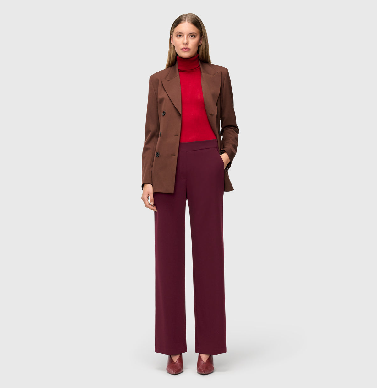 Wide fit made from light jersey. | CHIARA | aubergine | Full-body of model
