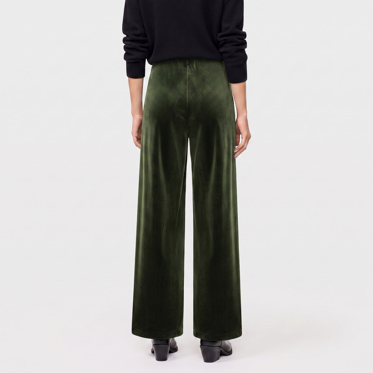 Jersey corduroy trousers with a clean look. | WIDE CLEAN | forest | Back view of model