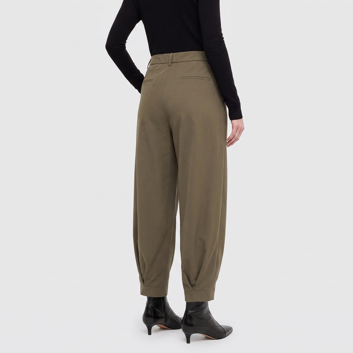 Floating crepe trousers with cuffs. | BALLOON | olive night | Back view of model