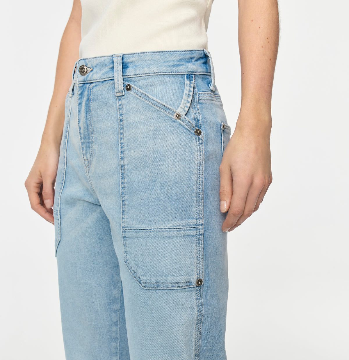 Low rise jeans made of comfort vintage denim. | IOWA Baggy | high-low bleached | Detailed view 2 of model