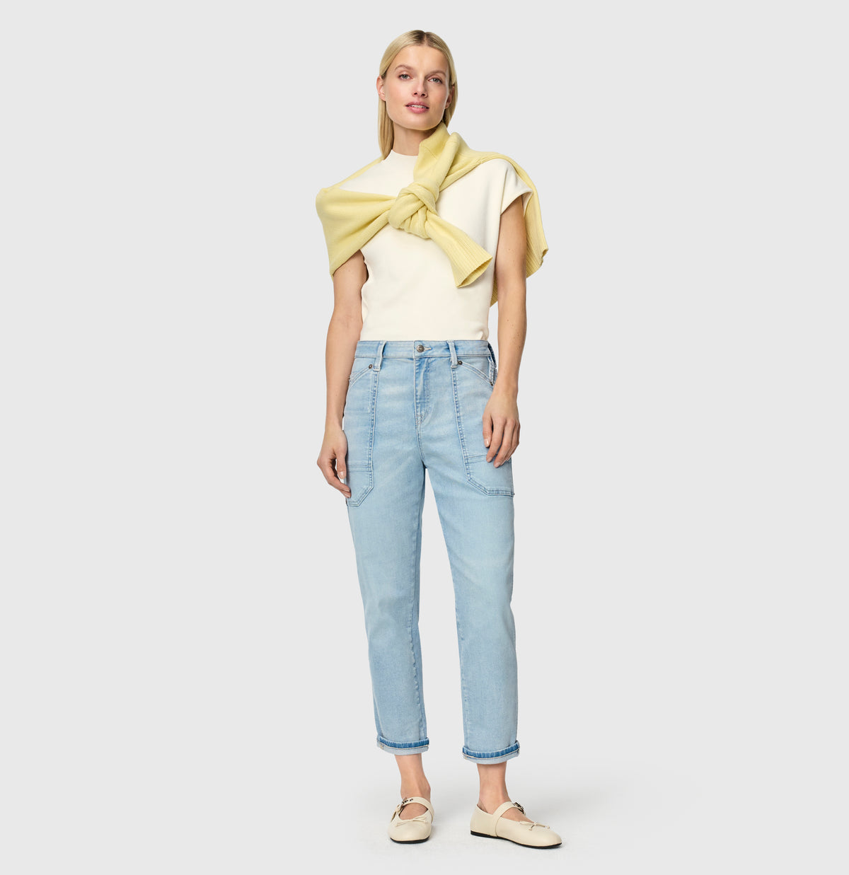 Low rise jeans made of comfort vintage denim. | IOWA Baggy | high-low bleached | Full-body of model