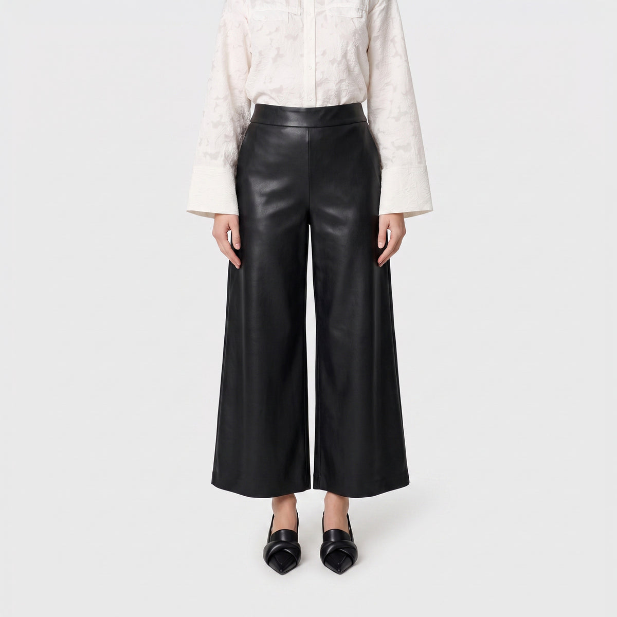 Extra wide culotte with a leather look. | CULOTTE extreme | black | Front view of model