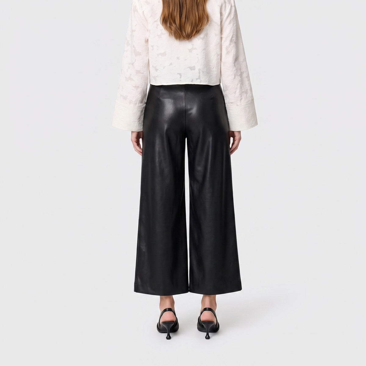 Extra wide culotte with a leather look. | CULOTTE extreme | black | Back view of model