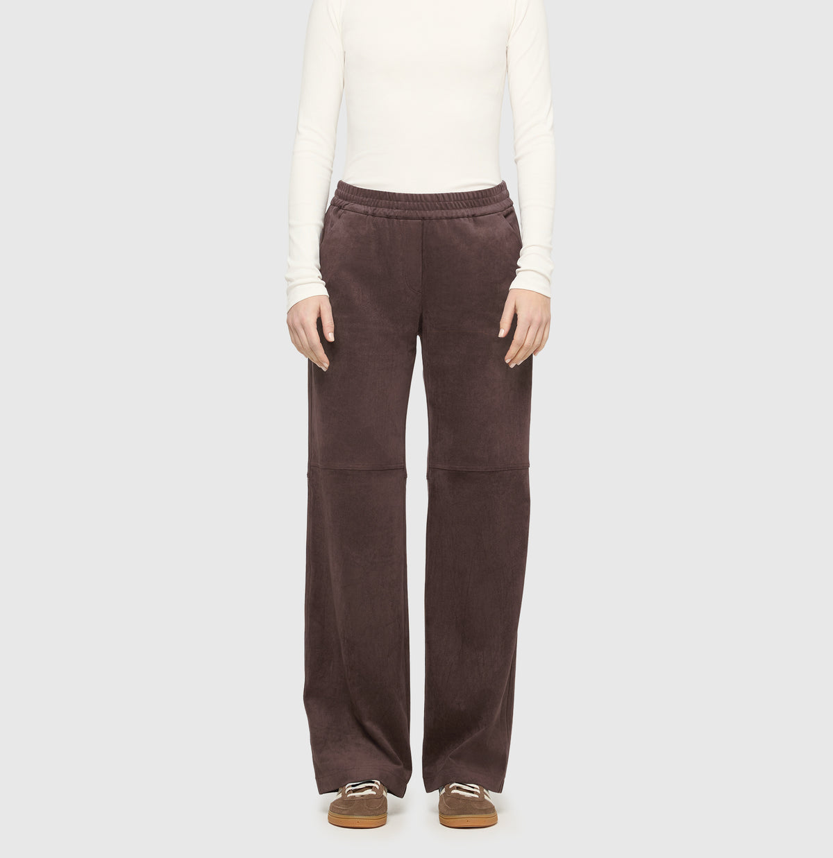 Wide fit with an authentic velour look. | CHIARA | truffle brown | Front view of model