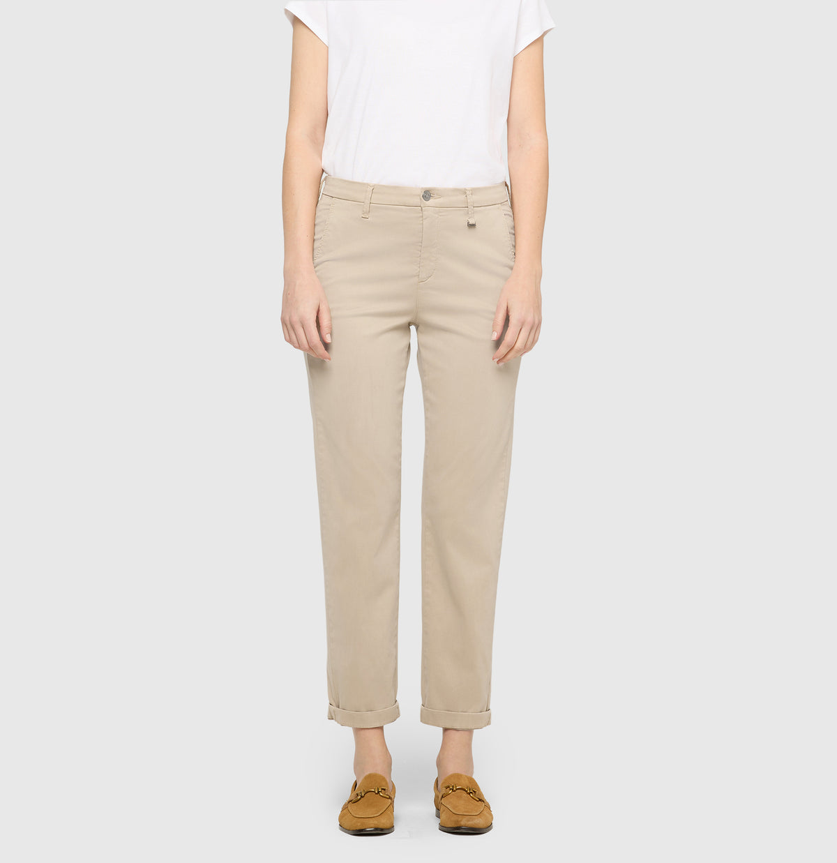 Slim trousers in a cotton-modal-lyocell blend. | CHINO turn up | light beige kitt PPT | Front view of model