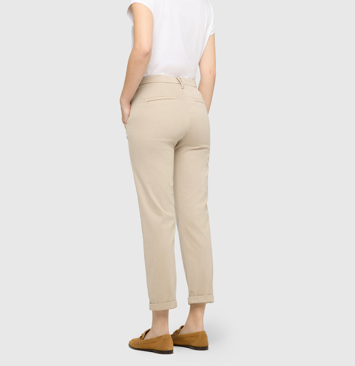 Slim trousers in a cotton-modal-lyocell blend. | CHINO turn up | light beige kitt PPT | Back view of model