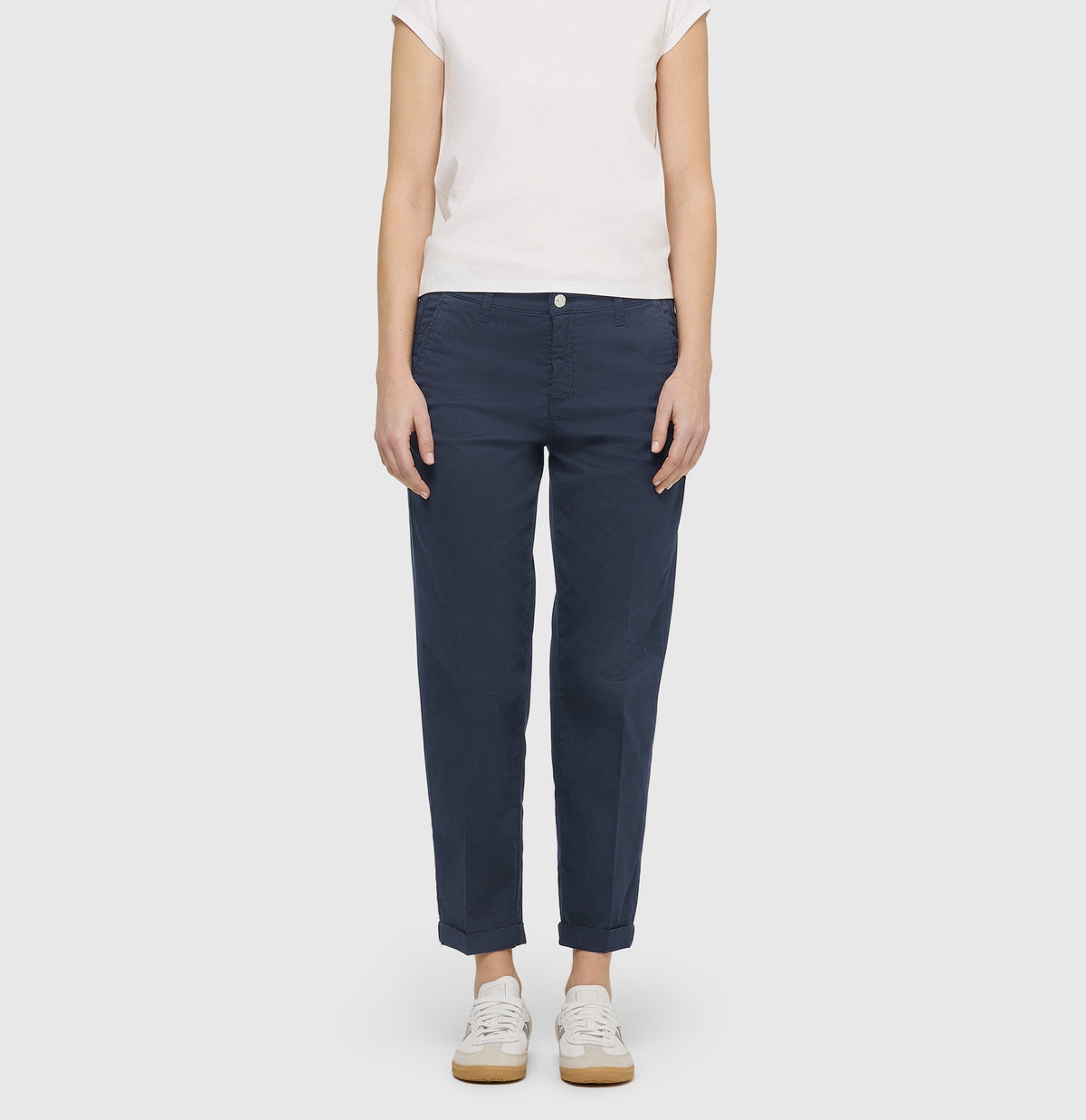 Turned-up chino with creases. | CHINO turn up | dark blue PPT | Front view of model
