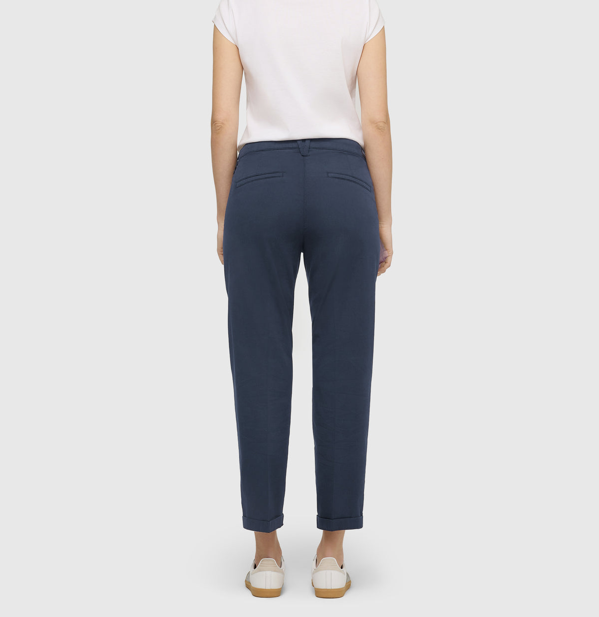 Turned-up chino with creases. | CHINO turn up | dark blue PPT | Back view of model