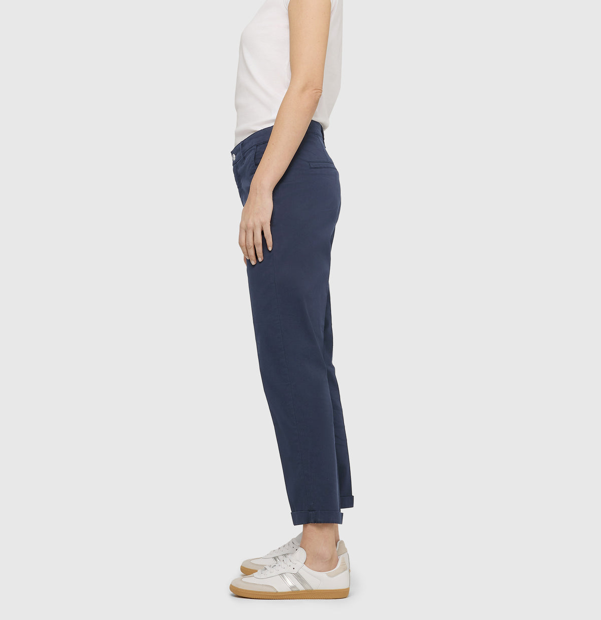 Turned-up chino with creases. | CHINO turn up | dark blue PPT | Side view of model