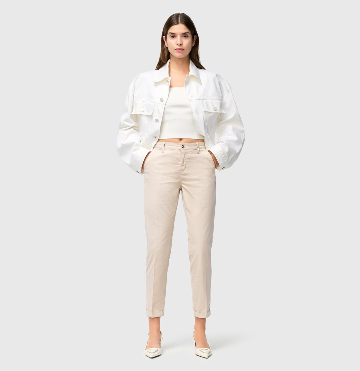Turned-up chino with creases. | CHINO turn up | ivory PPT | Full-body of model