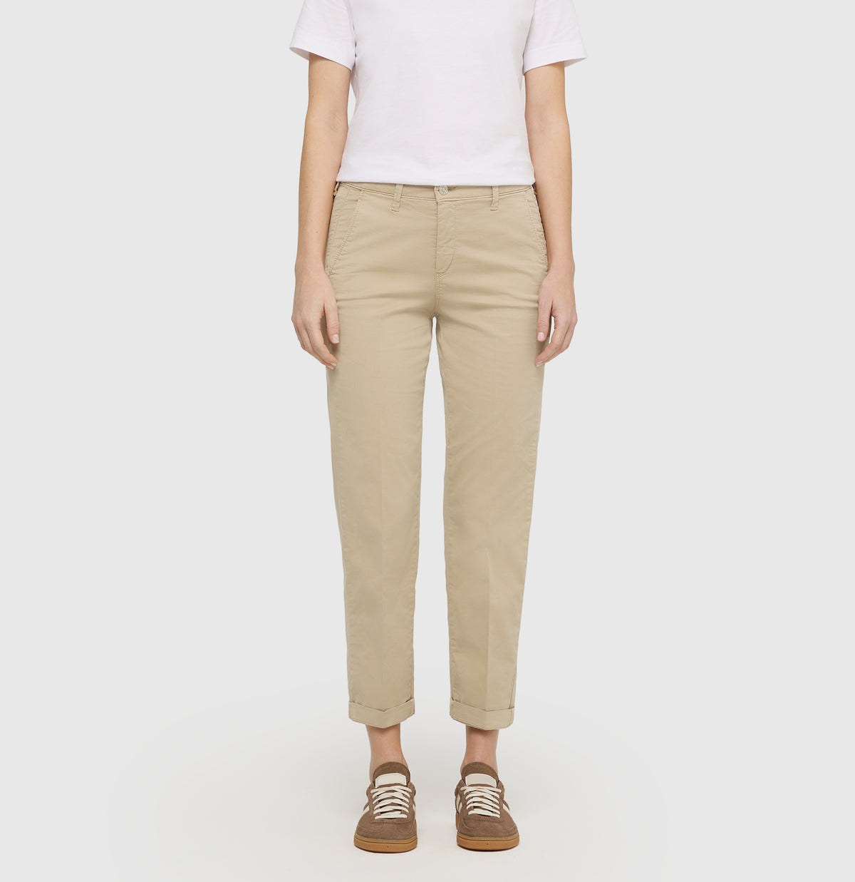 Turned-up chino with creases. | CHINO turn up | golden terra PPT | Front view of model