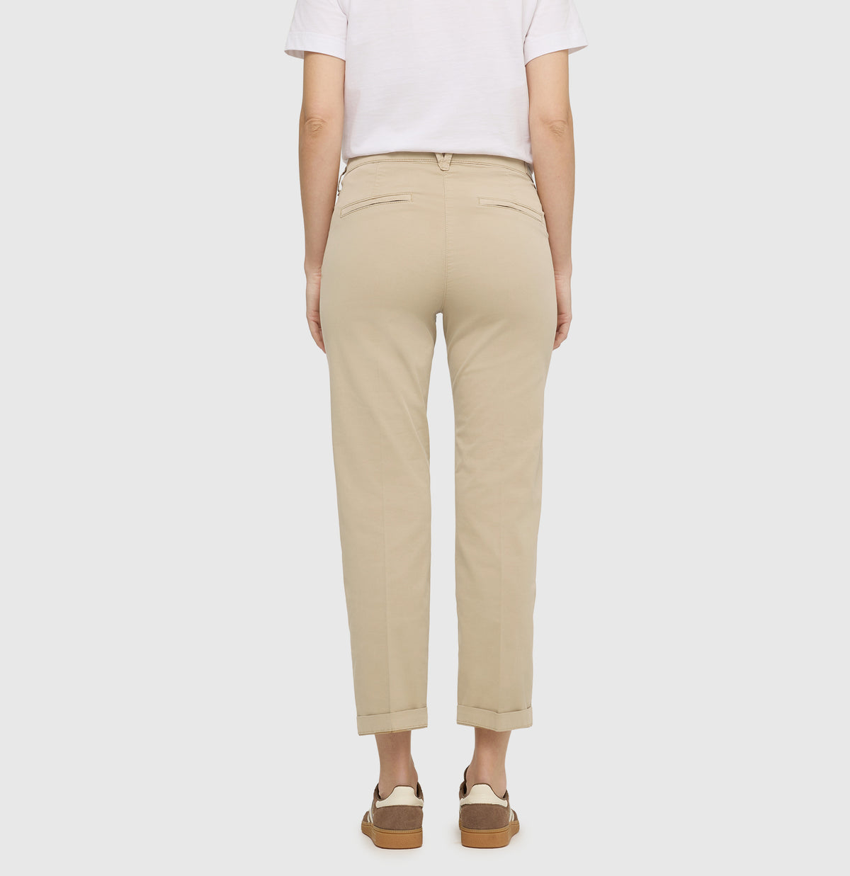 Turned-up chino with creases. | CHINO turn up | golden terra PPT | Back view of model