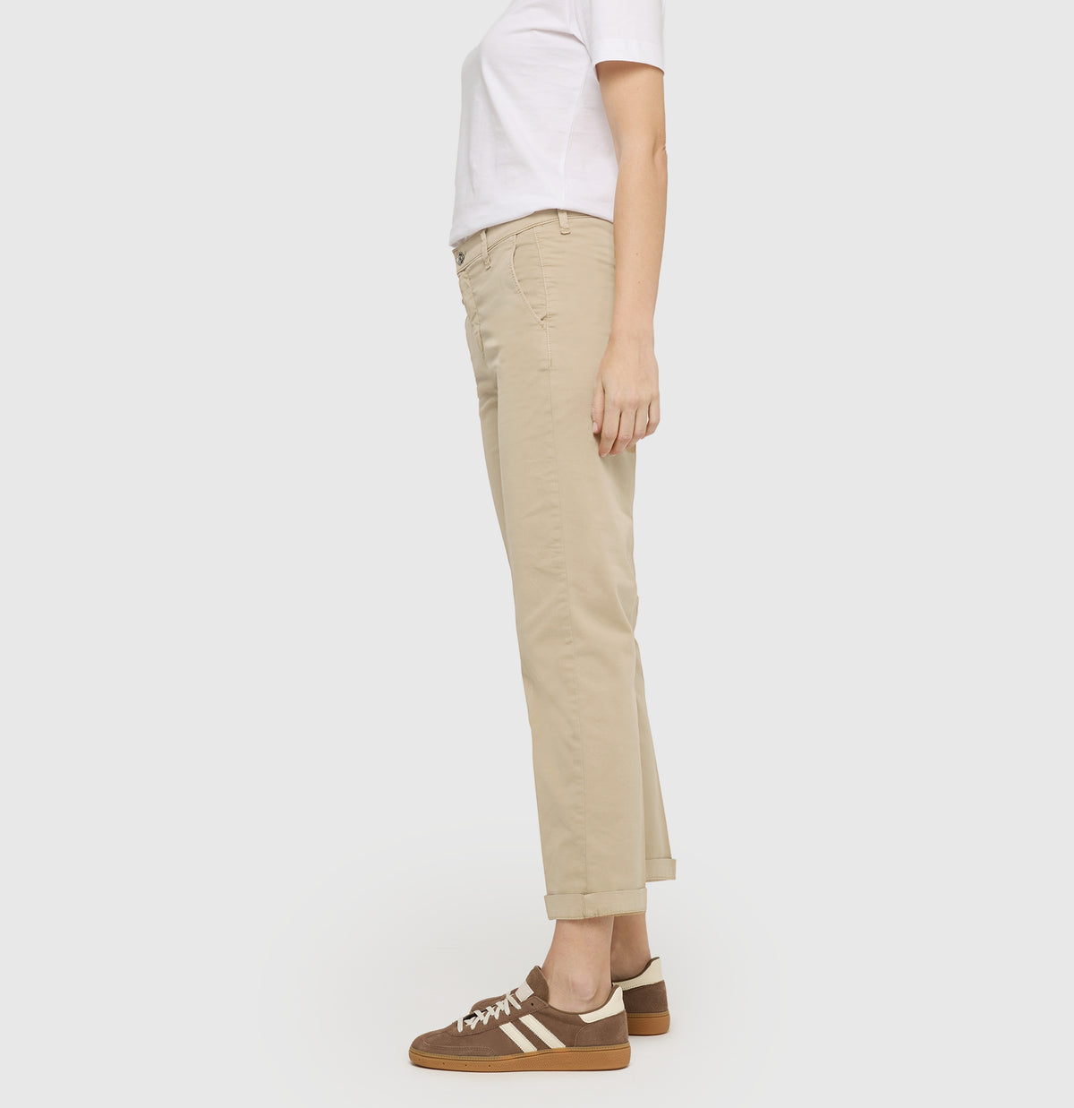 Turned-up chino with creases. | CHINO turn up | golden terra PPT | Side view of model