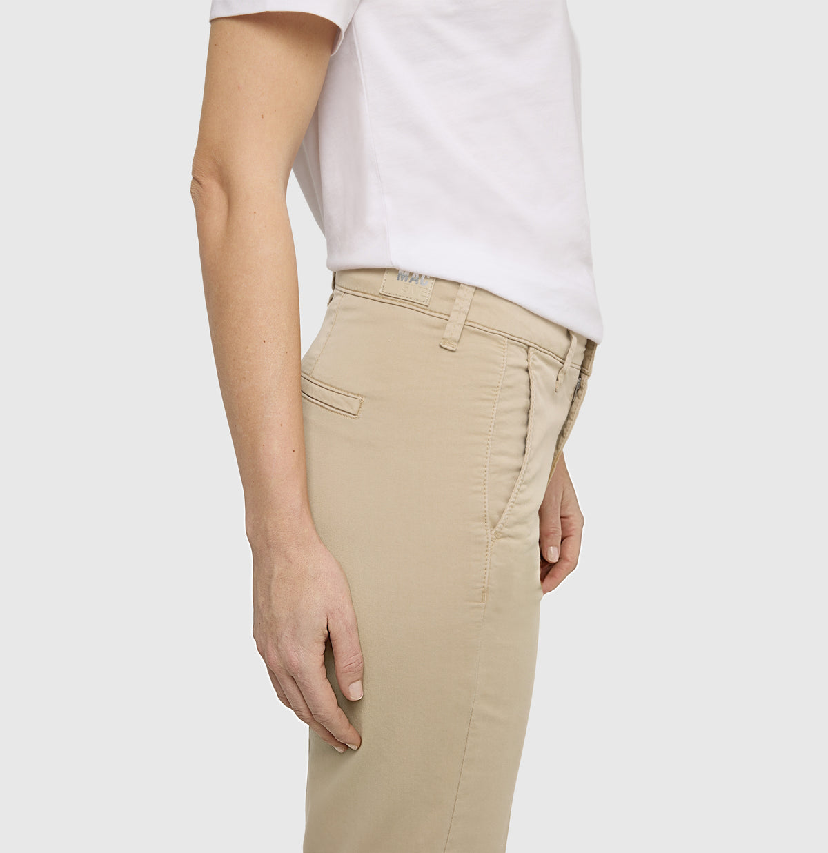 Turned-up chino with creases. | CHINO turn up | golden terra PPT | Detailed view 2 of model