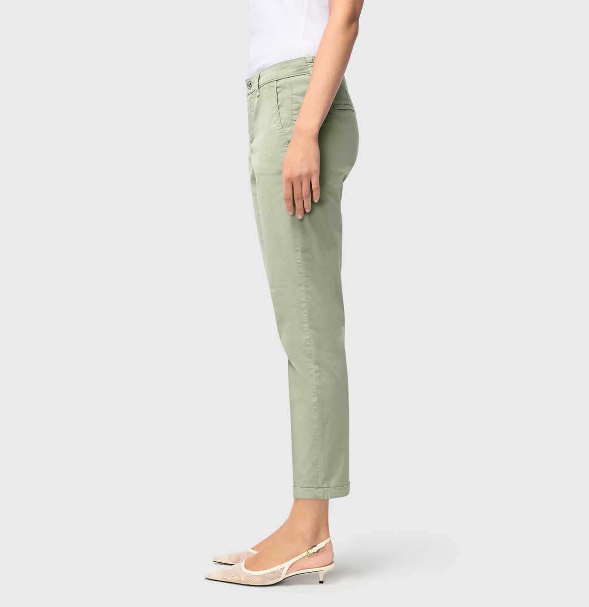 Turned-up chino with creases. | CHINO turn up | dried rosemary PPT | Detailed view 2 of model