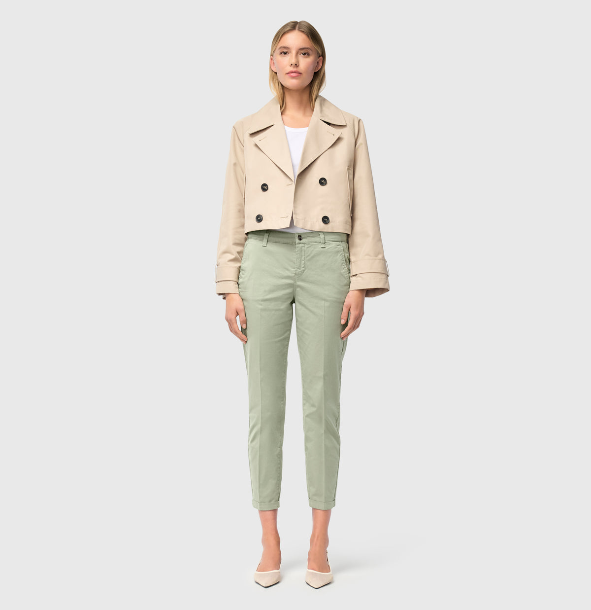 Turned-up chino with creases. | CHINO turn up | dried rosemary PPT | Full-body of model