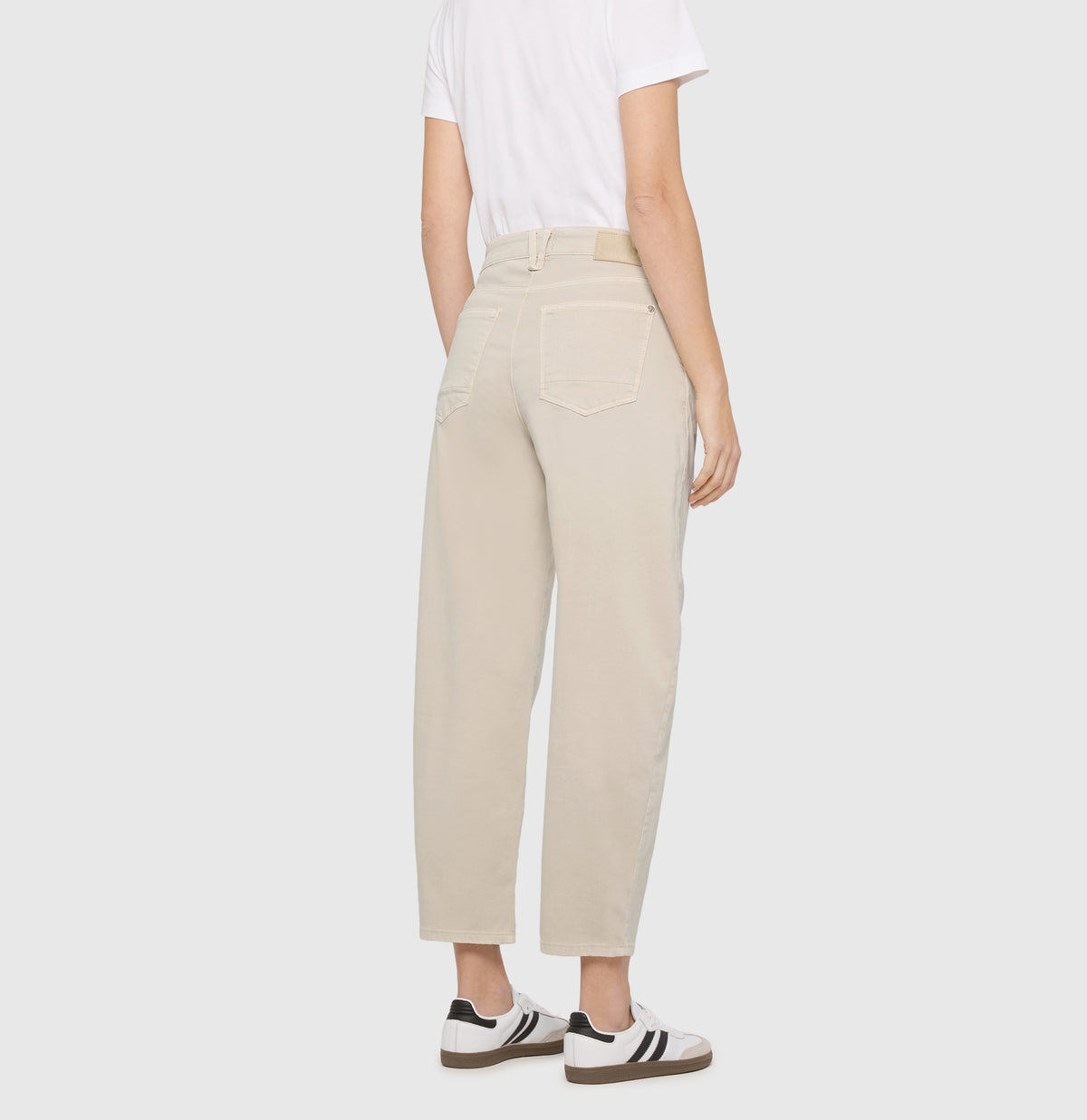 Barrel trousers made of high-stretch gabardine. | DANNI 2.3 Barrel | ivory | Back view of model