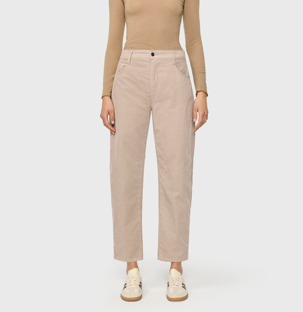 Loose fit in a modern corduroy material. | DANNI 2.3 | light beige kitt PPT | Front view of model
