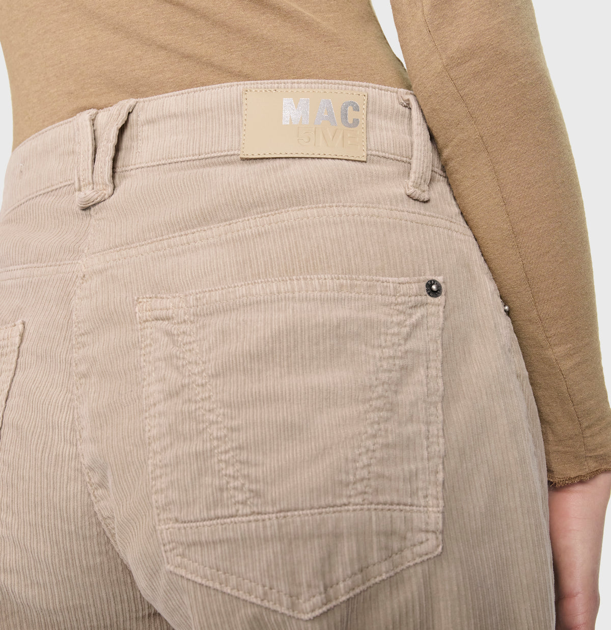 Loose fit in a modern corduroy material. | DANNI 2.3 | light beige kitt PPT | Detailed view 2 of model