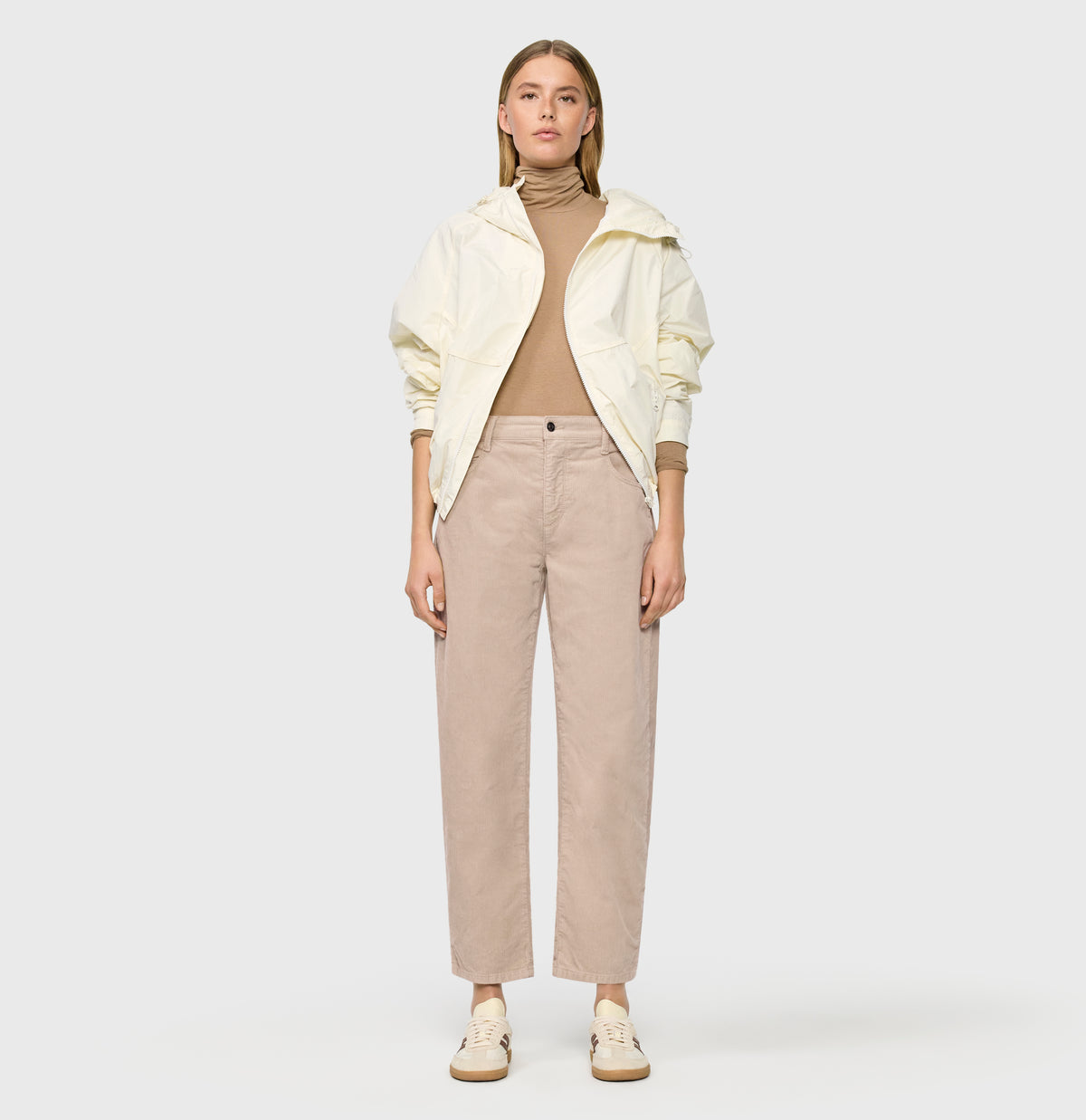Loose fit in a modern corduroy material. | DANNI 2.3 | light beige kitt PPT | Full-body of model
