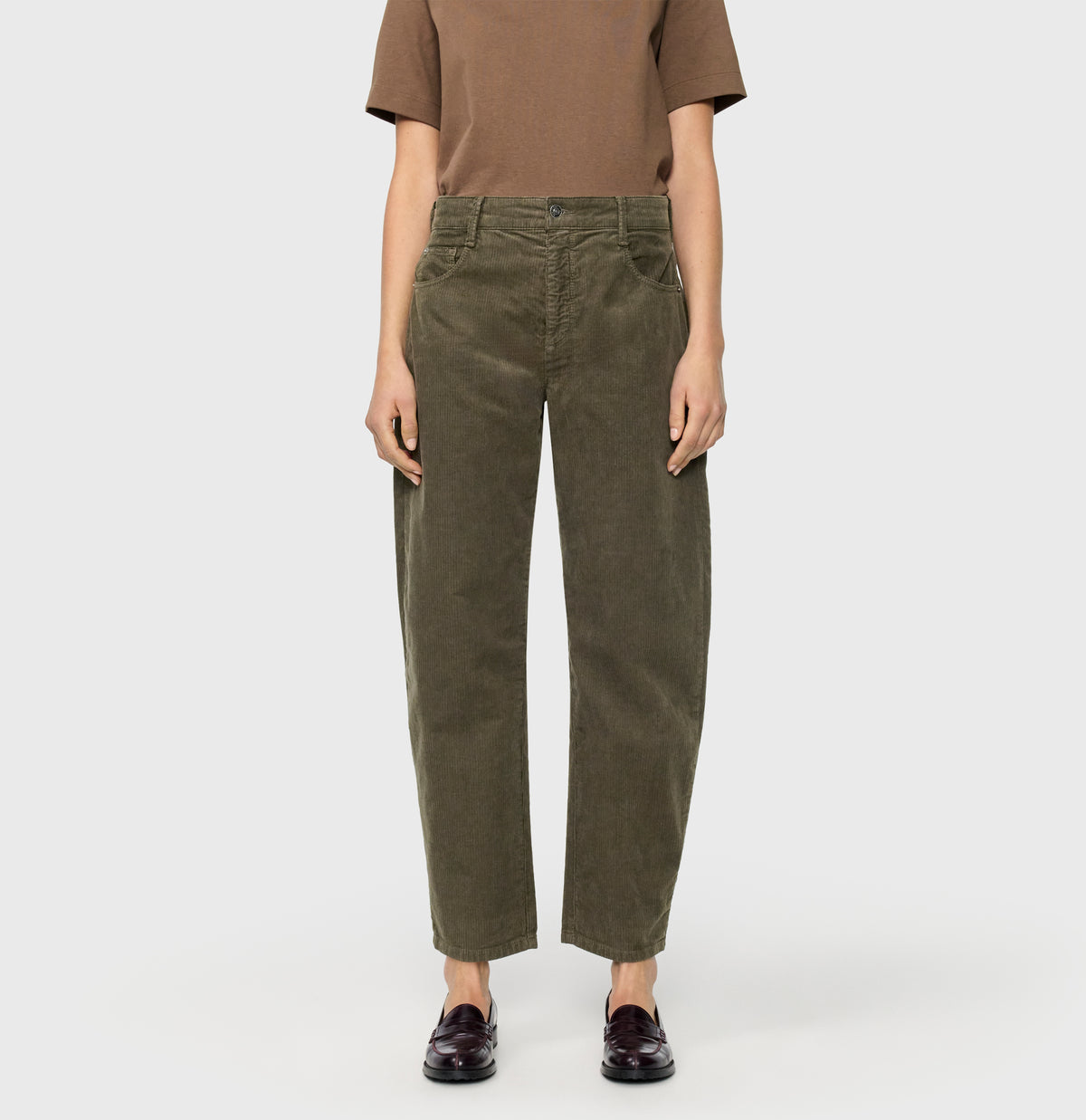 Loose fit in a modern corduroy material. | DANNI 2.3 | olive night PPT | Front view of model