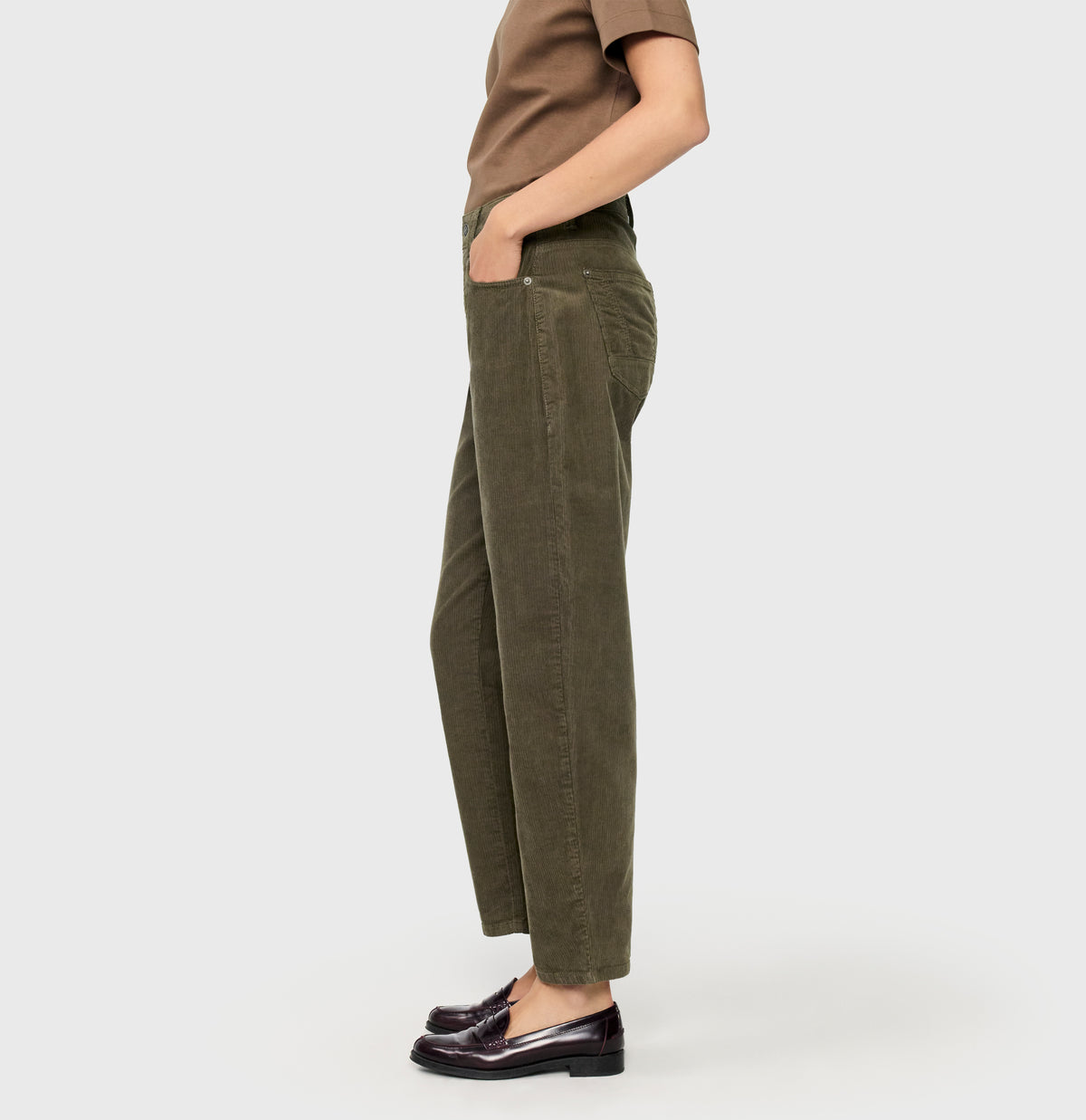 Loose fit in a modern corduroy material. | DANNI 2.3 | olive night PPT | Side view of model