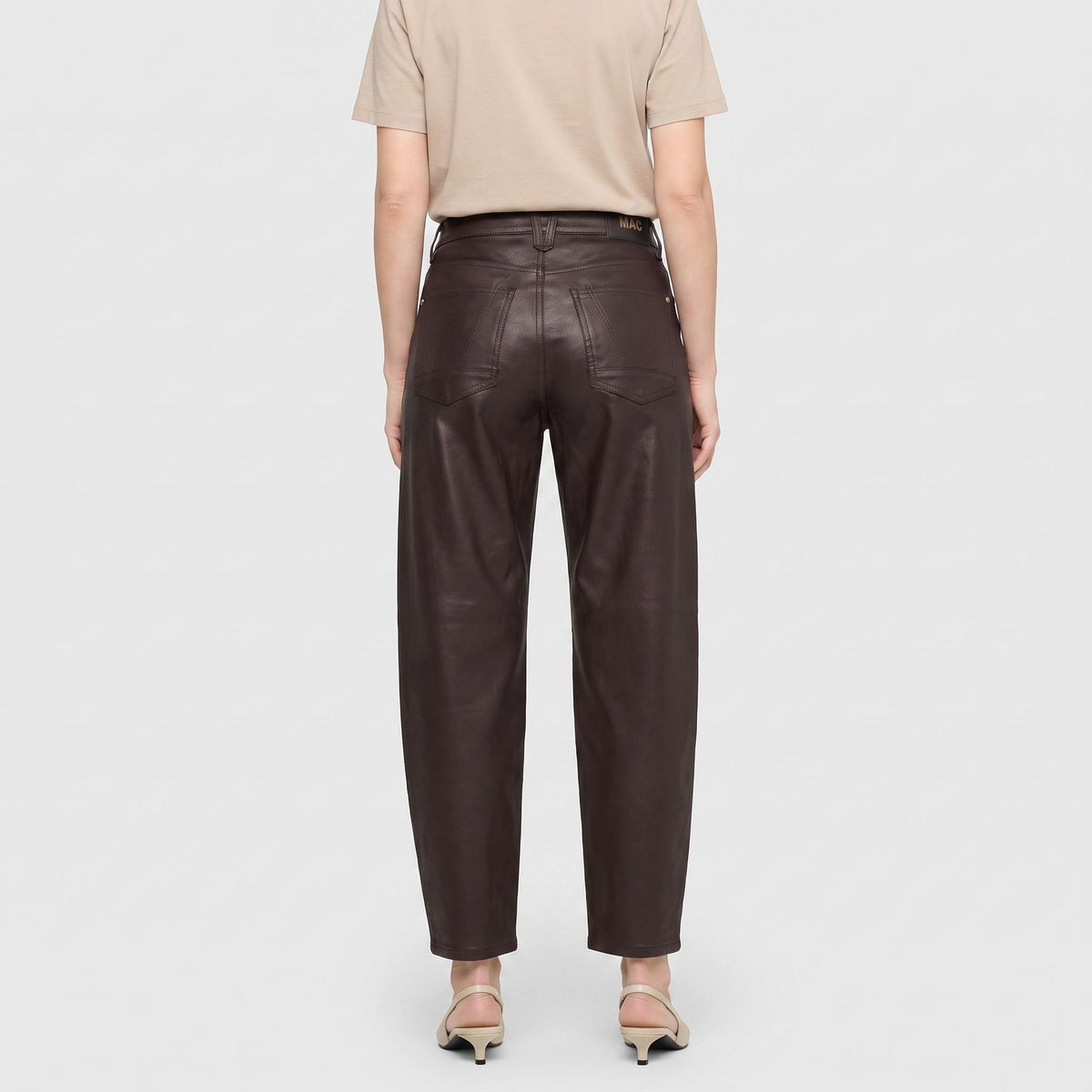 Loose fit with an authentic leather look. | DANNI 2.3 | truffle brown | Back view of model
