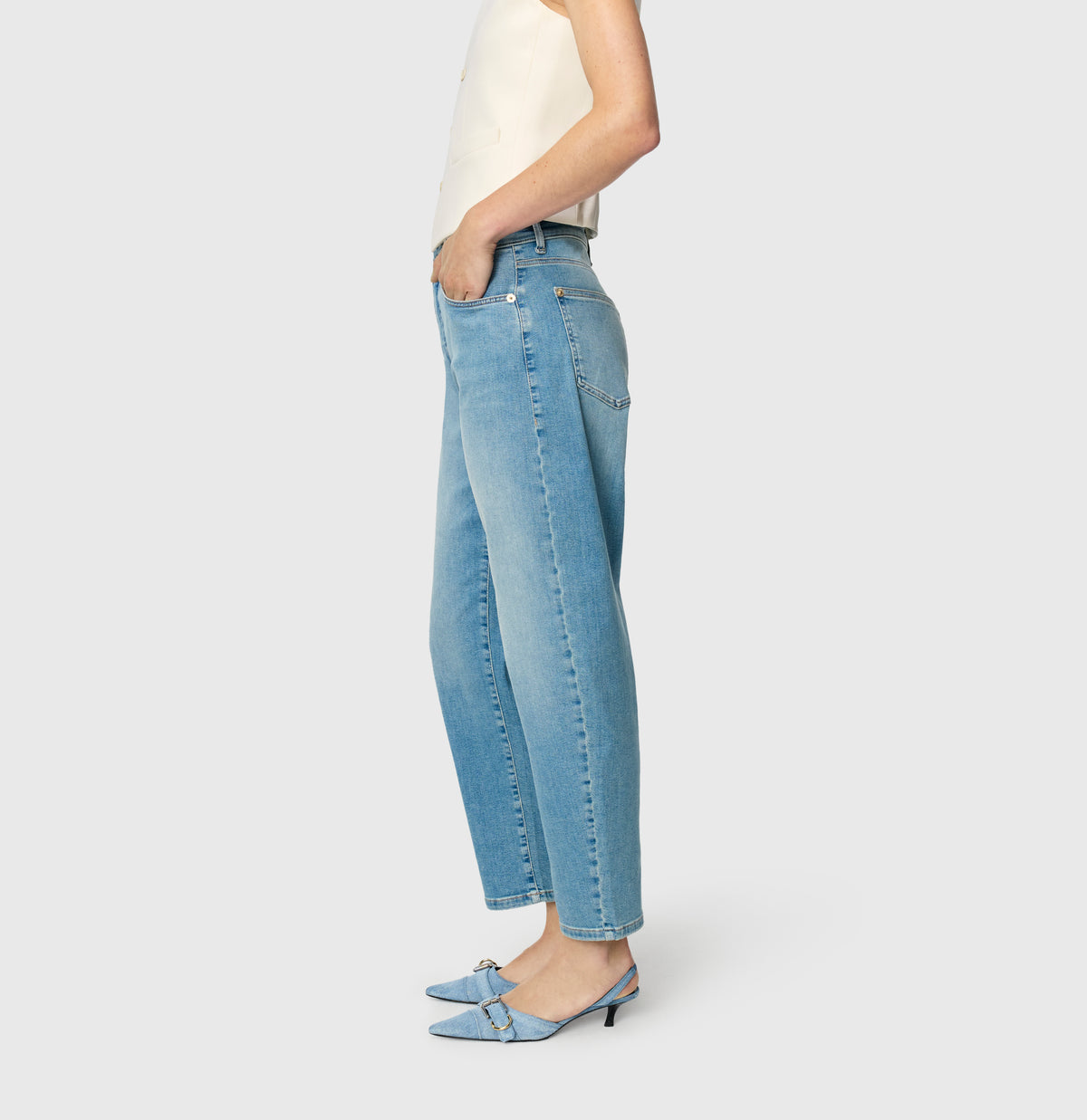 Flexible barrel jeans in a cotton-lyocell blend. | DANNI | scissor blue used | Side view of model