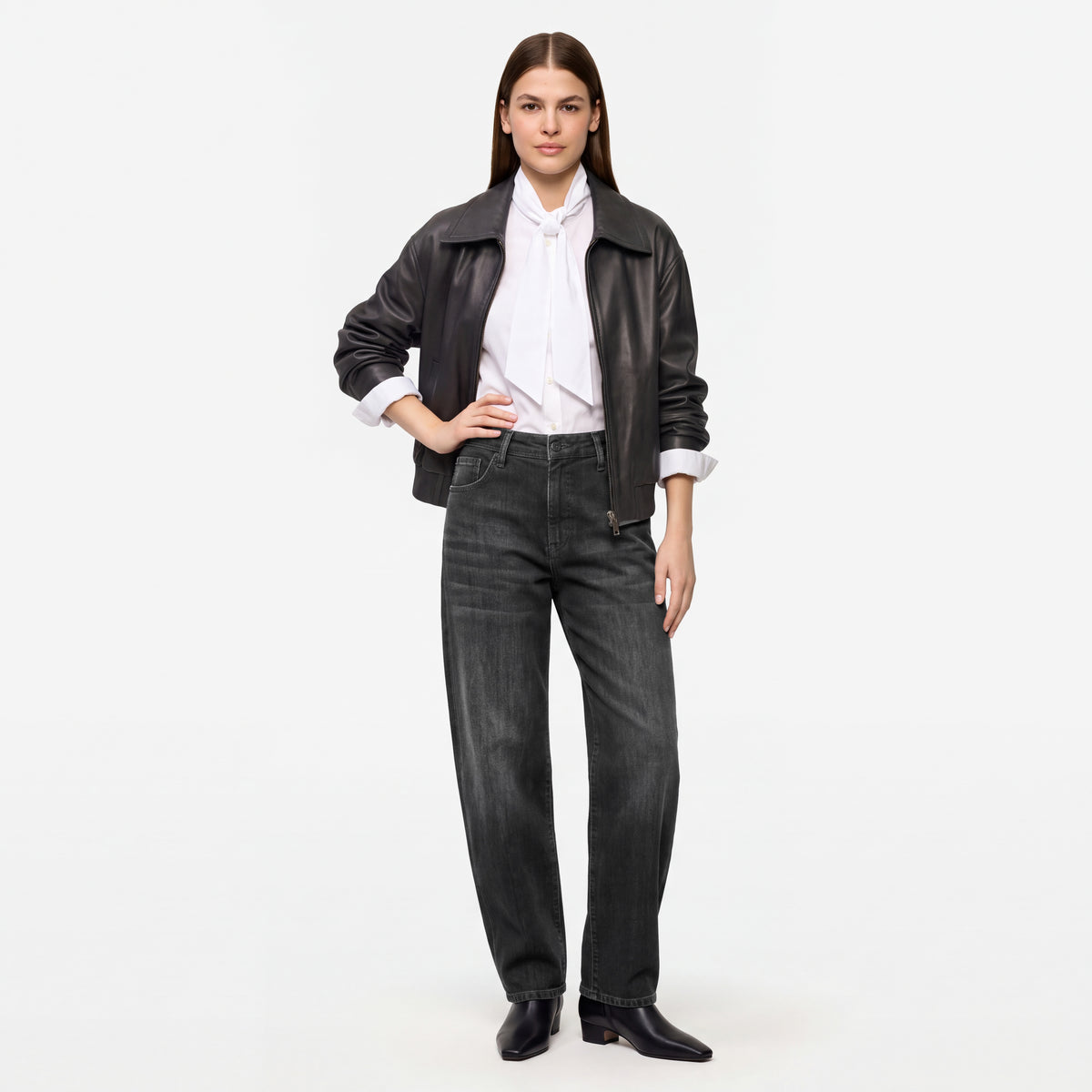 Barrel jeans made of light authentic denim. | DANNI long | authentic black wash | Full-body of model