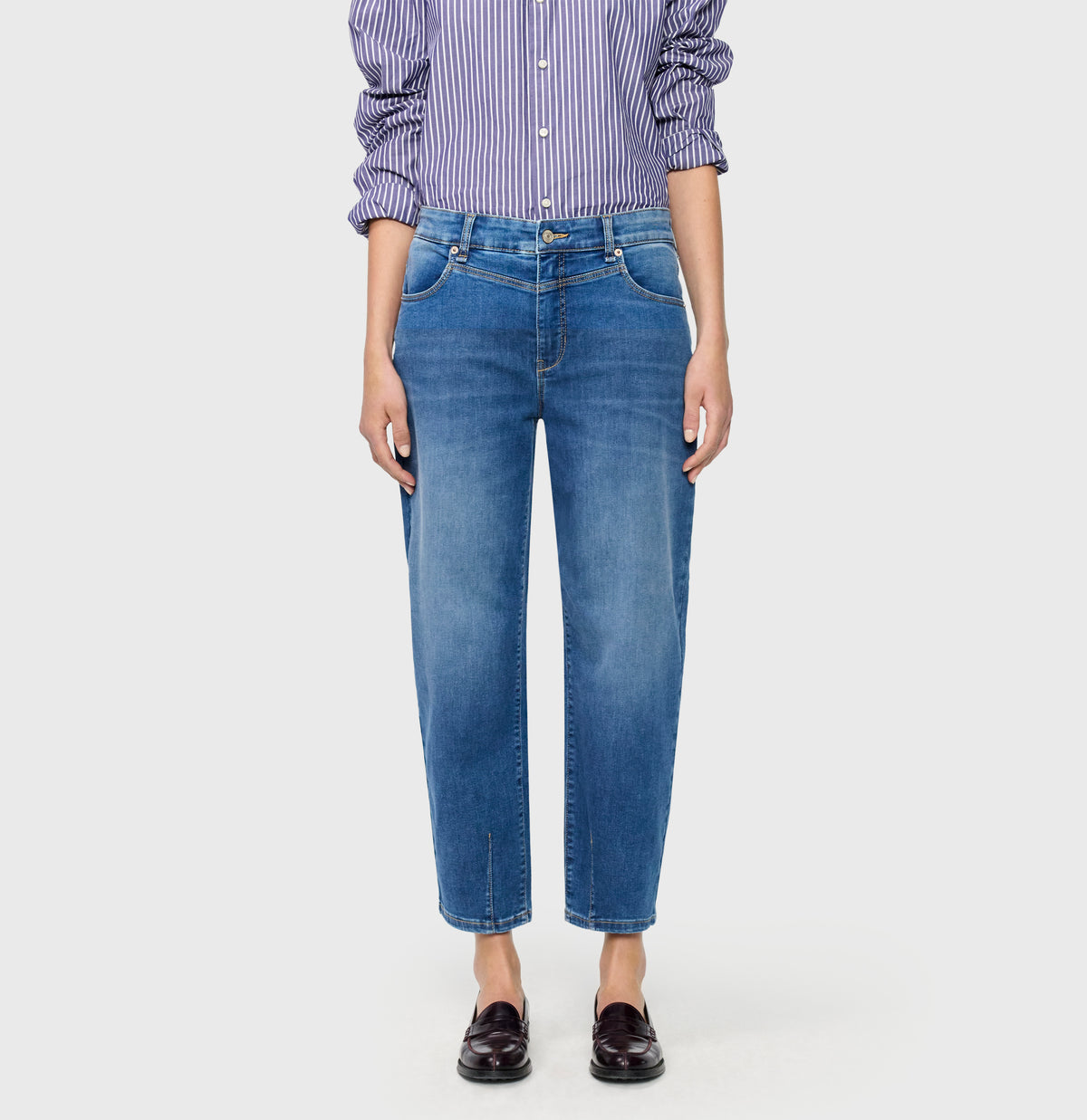 Barrel jeans with modern seam details. | BOBBIE | mid blue use washed | Front view of model