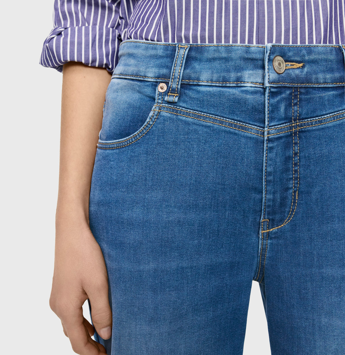 Barrel jeans with modern seam details. | BOBBIE | mid blue use washed | Detailed view 2 of model