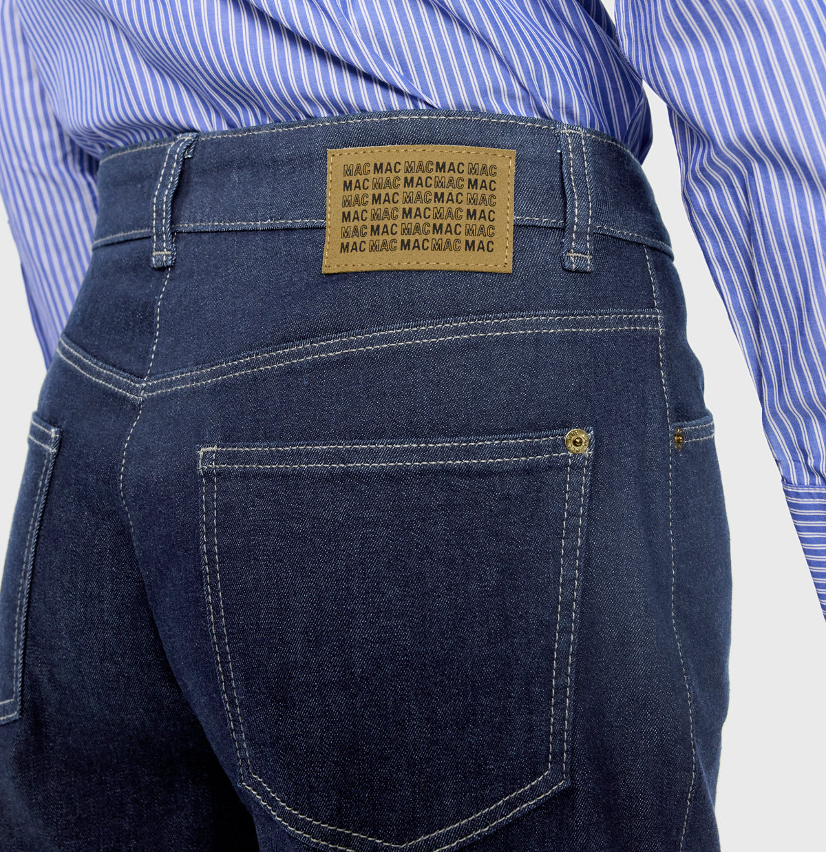 Barrel jeans with modern seam details. | BOBBIE | fashion rinsed | Detailed view 2 of model