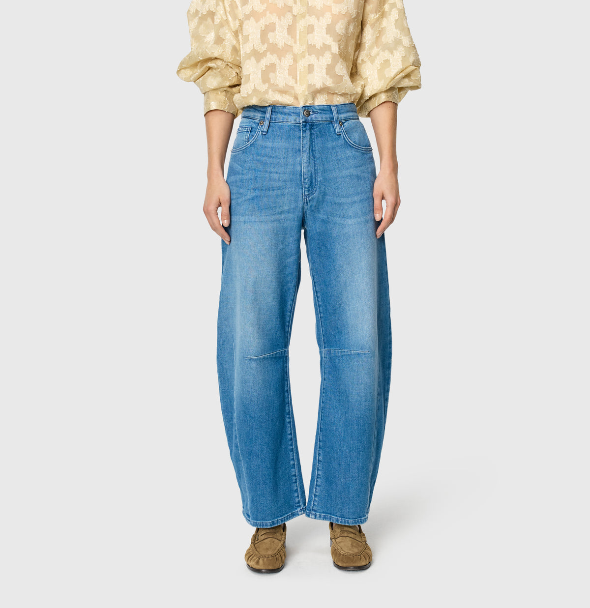 Barrel jeans made of comfort vintage denim. | DAKOTA Barrel | fancy sapphire blue | Front view of model