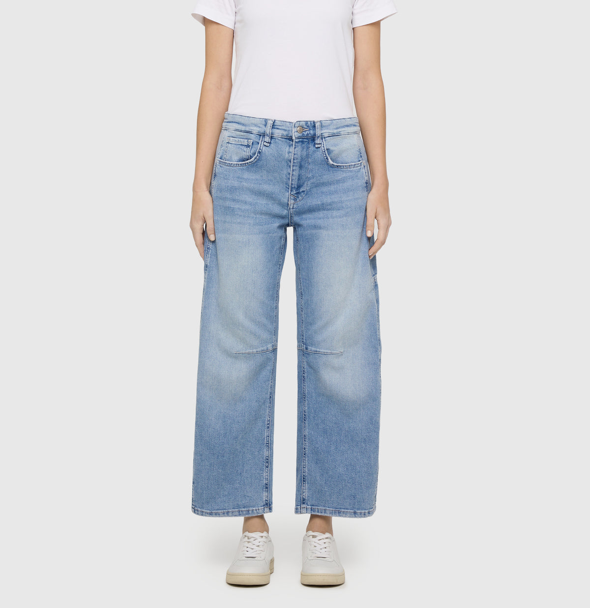 Casual barrel jeans with seam details. | OHIO Barrel | light blue random washed | Front view of model
