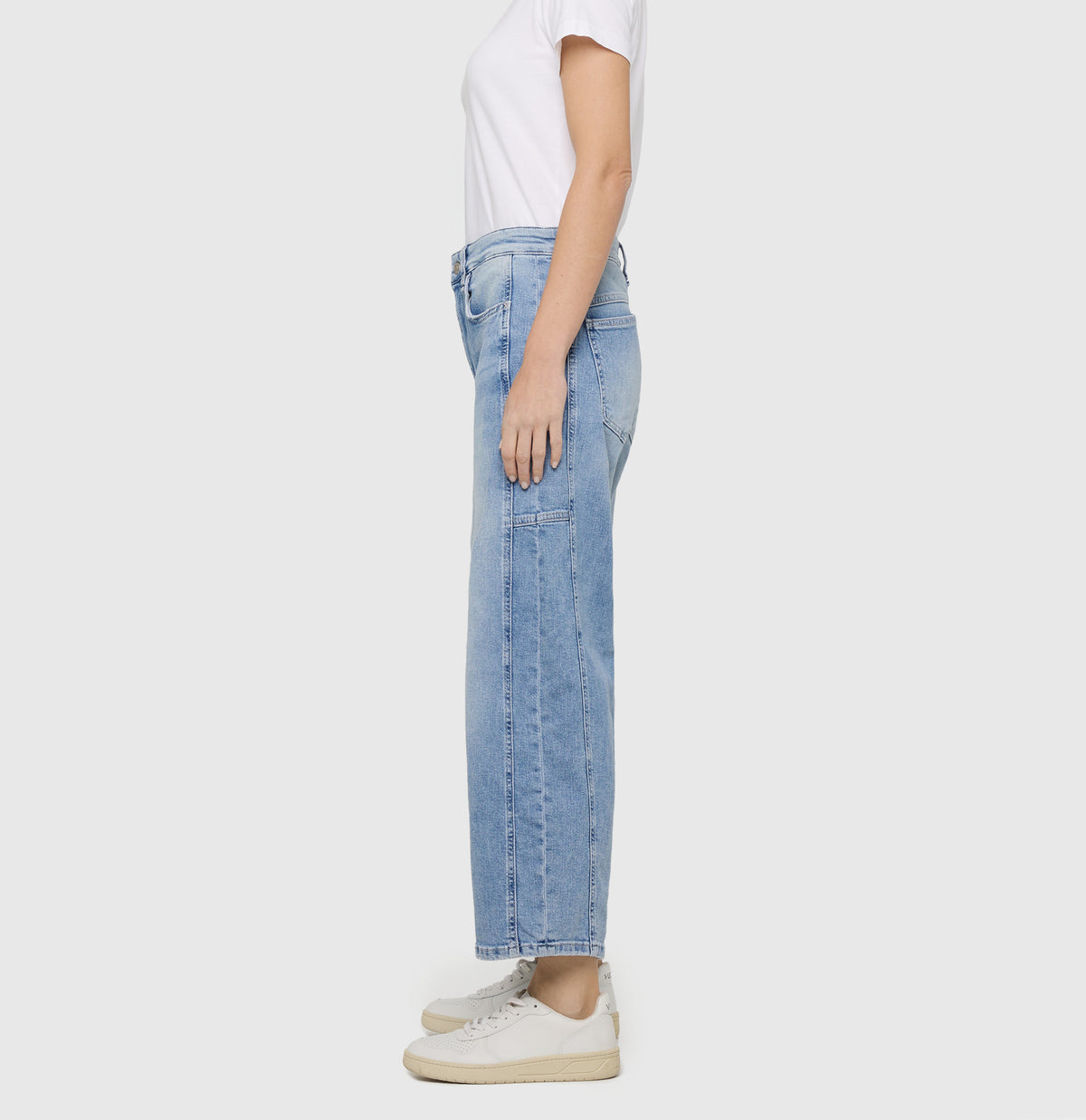 Casual barrel jeans with seam details. | OHIO Barrel | light blue random washed | Detailed view 2 of model