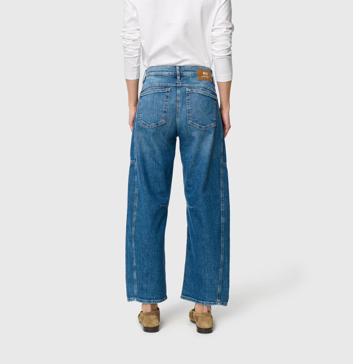 Loose fit made from comfort vintage denim. | OHIO Barrel | mid blue use wash | Back view of model
