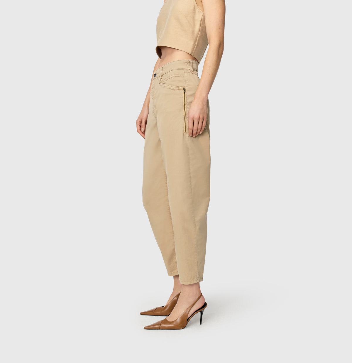 Barrel trousers with modern zip detail. | BORA 2.3 zip | golden terra antique | Side view of model