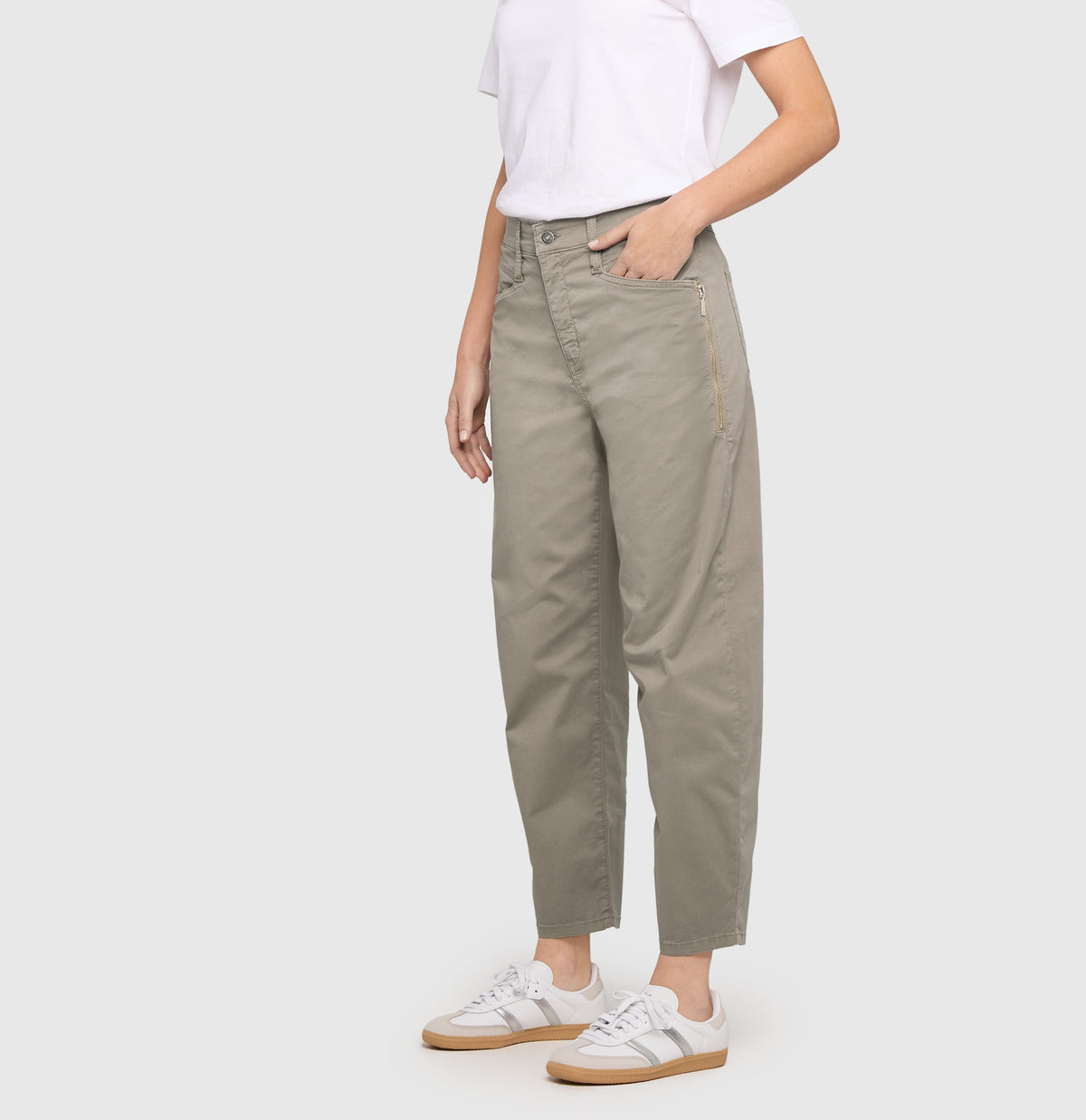 Barrel trousers with modern zip detail. | BORA 2.3 zip | mat green antique | Side view of model
